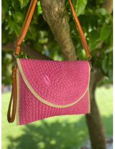 Cartera fucsia combinada.